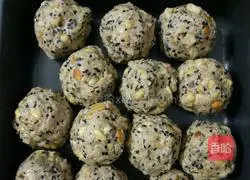 Illustration of how to make nut mooncakes 3