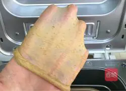 Illustration of how to make red dates and wolfberry soft European buns 4