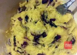 Man Illustration of how to make cranberry biscuits 3