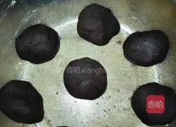 Illustration of how to make golden red bean paste mooncakes 5