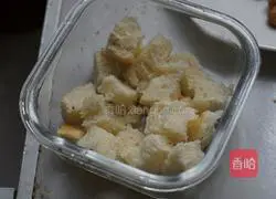 Illustration of how to make durian cheese toast 2