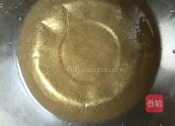 Illustration of how to make jujube and egg yolk mooncakes 2