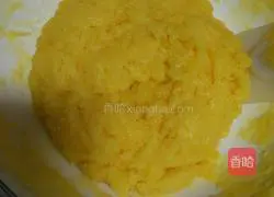 Illustration of how to make snow-skin mooncakes with milky egg yolk filling 3