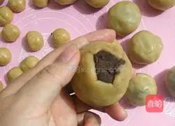 Illustration of how to make Cantonese mooncakes with red bean paste filling 6