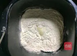 Illustration of how to make salad colored meat floss bread 2