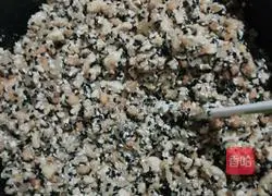 Illustration of homemade five-nut mooncakes 4