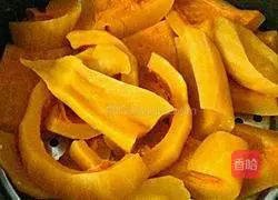 Illustration of how to make pumpkin filling Cantonese mooncakes 7