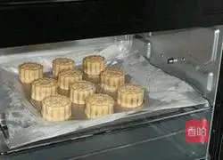 Illustration of how to make red fruit bean paste mooncakes 6