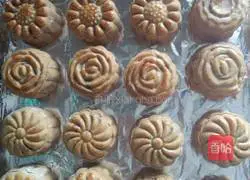 Illustration of how to make purple potato stuffed mooncakes 12