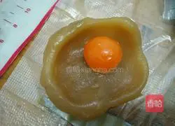 Illustration of how to make egg yolk and lotus paste mooncakes 9