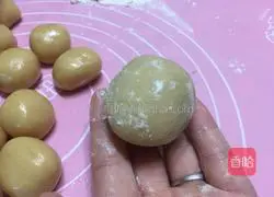Illustration of how to make egg yolk and bean paste mooncakes 12