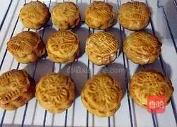 Illustration of how to make five-nut mooncakes 7