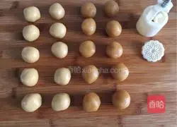 Illustration of how to make chestnut stuffed mooncakes 5