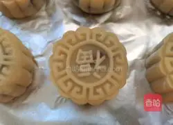 Illustration of how to make bean paste and egg yolk mooncakes 11