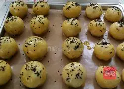 Puff pastry egg yolk mooncakes Illustration of how to do it 7