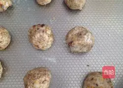 Illustration of how to make crispy five-nut mooncakes 8