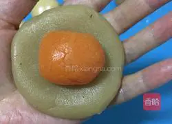 Illustration of how to make lotus paste and egg yolk mooncakes 8