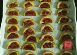 Illustration of how to make watermelon biscuits 14