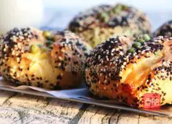 Illustration of how to make sesame soft European stuffed with pineapple stuffing 1