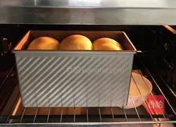 Illustration of how to make meat floss toast 12