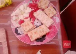 Illustration of how to make sandwich biscuits 3