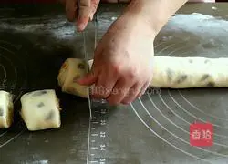 Illustration of how to make sugar orange bread rolls 15