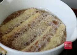 Illustration of how to make golden toast sticks 5