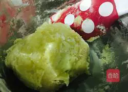 Illustration of how to make egg yolk and lotus paste mooncakes 4