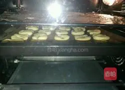 Illustration of how to make raisin milk biscuits 8