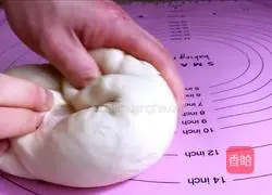 Illustration of how to make meat floss buns with bayberry sauce 7