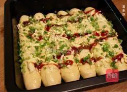 Illustration of how to make onion-flavored pork floss steak buns 14