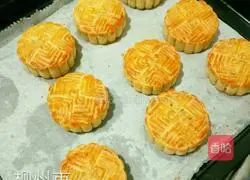 Illustration of how to make Cantonese-style five-nut mooncakes 6