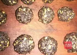 Illustration of how to make five-nut mooncakes 2