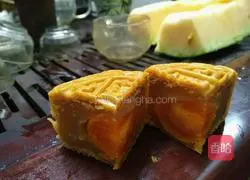 Illustration of how to make egg yolk and lotus paste mooncakes 21