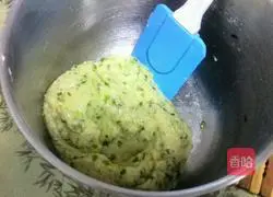 Illustration of how to make green onion biscuits 8
