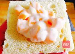 Illustration of how to make mango yogurt toast with pulp 6