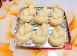 Illustration of how to make braided milk bread 8