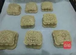 Illustration of how to make egg yolk Cantonese mooncakes 15