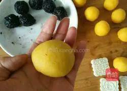 Golden Pumpkin Mooncake Recipe Illustration 9