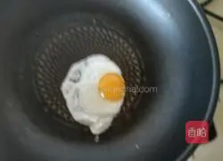 Illustration of how to make egg, cheese and chives toast 1