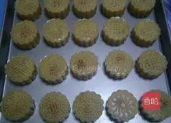 Illustration of how to make egg yolk and lotus paste mooncakes 6