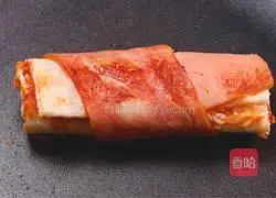 Illustration of how to make bacon toast egg rolls 4