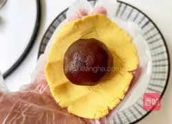 Illustration of how to make fragrant rice mooncakes 13