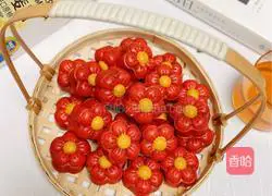 Illustration of how to make small red flower mini mooncakes 13