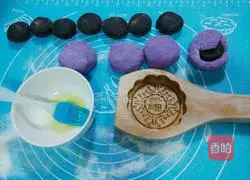 Illustration of how to make purple sweet potato and bean paste mooncakes 4