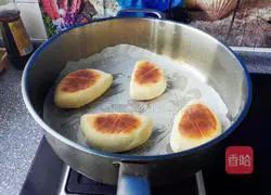 Illustration of half-moon soft-core bread 21