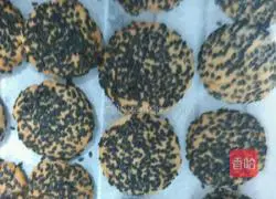 Illustration of how to make black sesame cookies.5