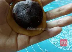 Illustration of how to make Cantonese-style mooncakes with bean paste 13