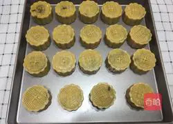 Illustration of how to make egg yolk and bean paste mooncakes 20