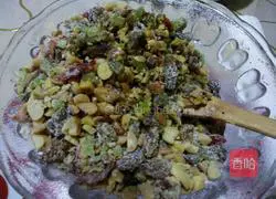 Illustration of how to make five-nut mooncake filling 6